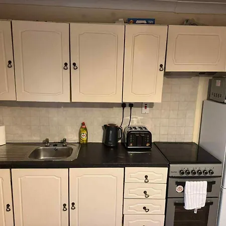 Dom wakacyjny Budget 3 Bed House In Secure Parking